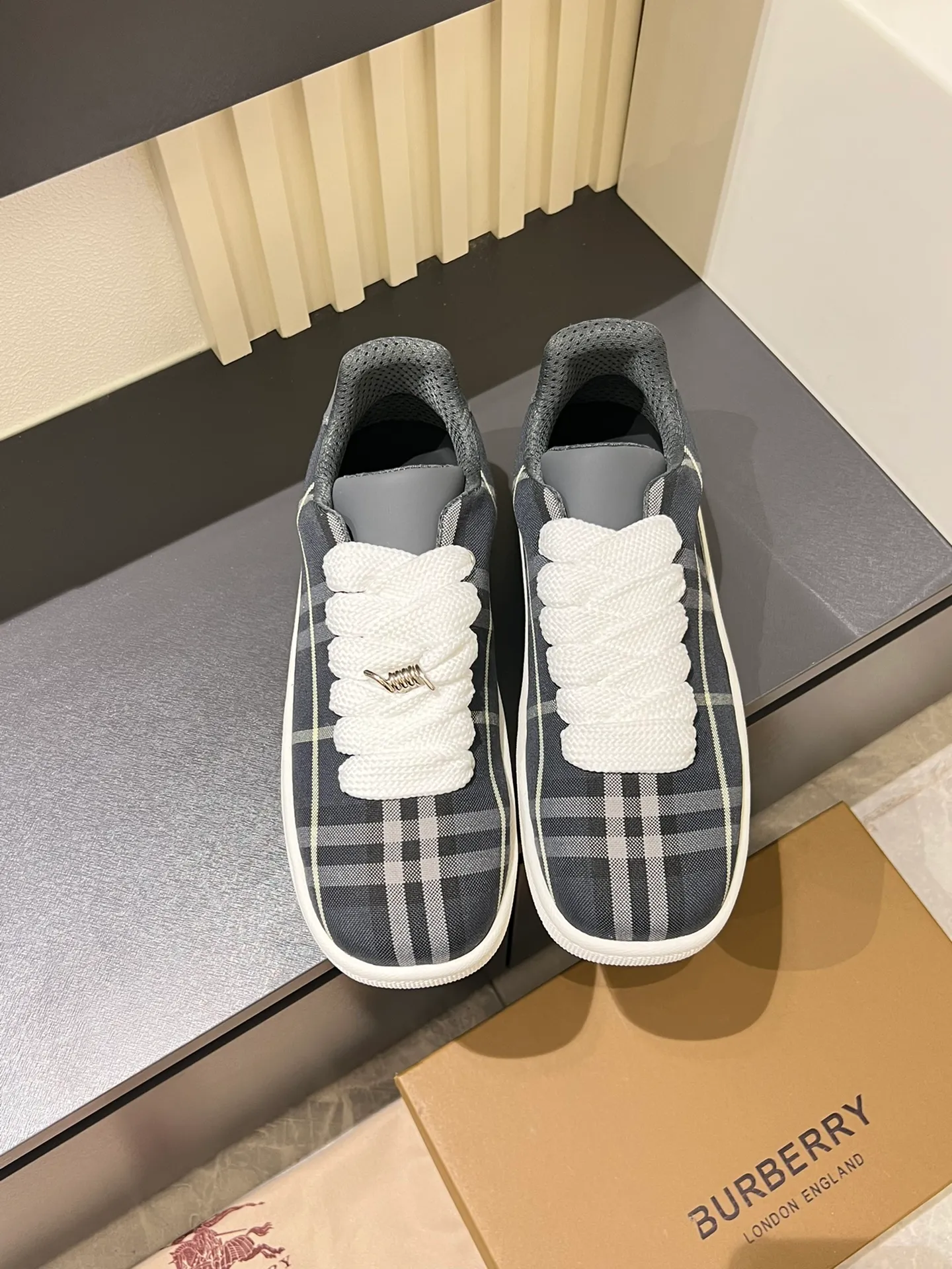 Men's shoes 💰p380 "Burberr*" new thick-soled men's casual sports shoes, cool sneakers and bread shoes, originally purchased and developed, the top version of Box series sports shoes, made of smooth calfskin fabric, embellished with embossed Equestrian Knight logo (EKD). Made of mesh lining, the laces are decorated with metal coils, the rubber soles are decorated with the Burberry letter logo, and the original molded 3.5CM two-color T men's shoes 💰pU outsole! Male 38-44 (45 customized)